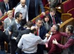 Депутат с откъснат ръкав след бой между свои в украинския парламент (видео)