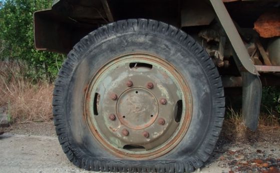 Хванаха мъж, нарязал гумите на 9 коли в Царево