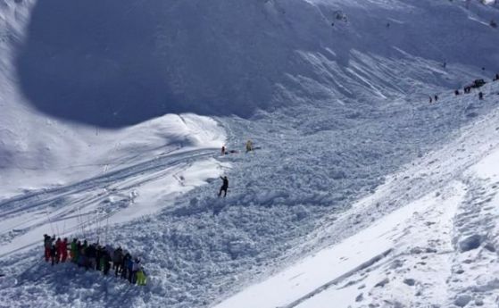 Откриха живи петима от затрупаните от лавина скиори във френските Алпи