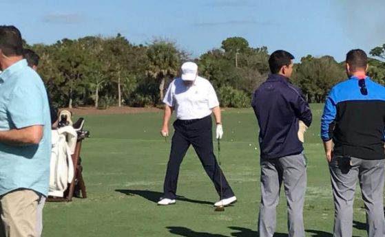 Тръмп игра голф с позлатен стик
