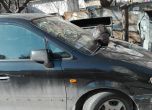 В софийски квартал наказват с боклук върху стъклото за лошо паркиране (снимки)