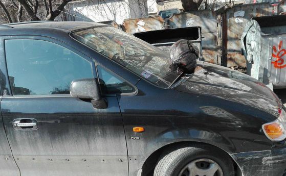 В софийски квартал наказват с боклук върху стъклото за лошо паркиране (снимки)