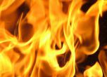 Огромен пожар в Дупница, огънят на метри от автокъща