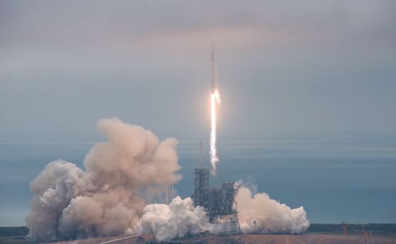 SpaceX направи успешно излитане с идеално кацане на сушата