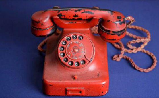 Продадоха червения телефон на Хитлер за 243 000 долара