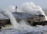 Мощна буря удари Великобритания, жена загина (видео)