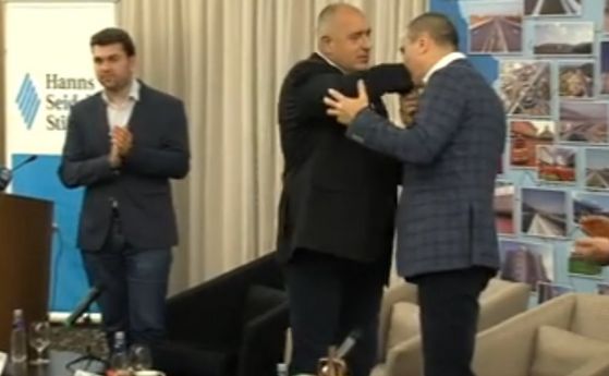 Цветанов целуна ръката на Борисов за прошка (видео)