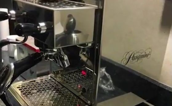 Том Ханкс подари машина за еспресо на журналистите в Белия дом (видео)