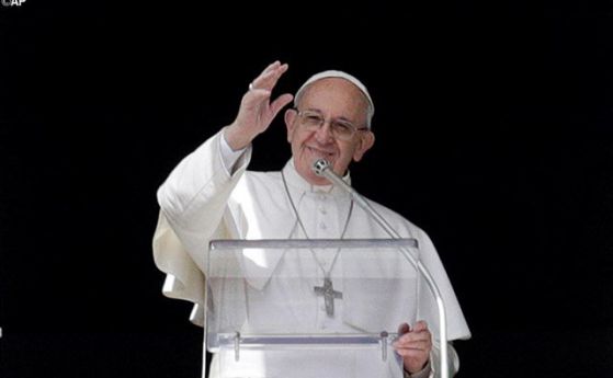 Дайте на Библията толкова време, колкото на телефона, съветва папа Франциск