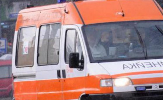 Линейка с пациент катастрофира на столично кръстовище