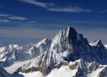 Лавина затрупа скиори във френските Алпи