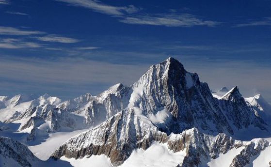 Лавина затрупа скиори във френските Алпи