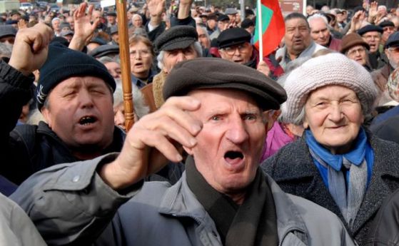 Пенсионери излизат на протест пред президентството 