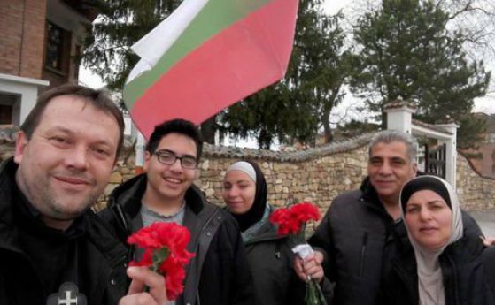 Отец Кортези, който приюти сирийци в Белене, напуска България