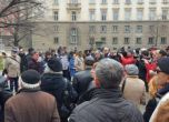 Стотици защитиха отец Кортези на протест пред президентството
