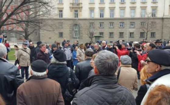 Стотици защитиха отец Кортези на протест пред президентството
