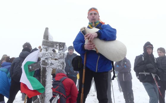 Стотици изкачиха връх Стража, за да подкрепят каузата „Трън без златна мина“