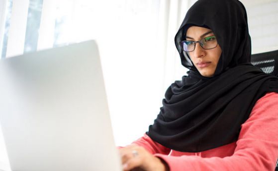 ЕС реши: Работодателите могат да забраняват бурки и хиджаби в офиса