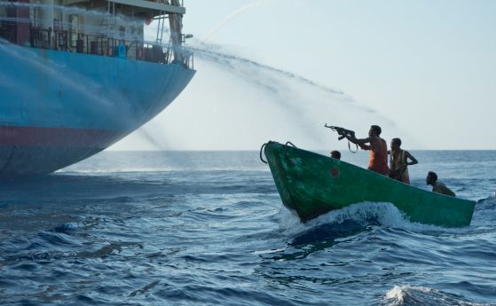 Пирати отвлякоха танкер край Сомалия