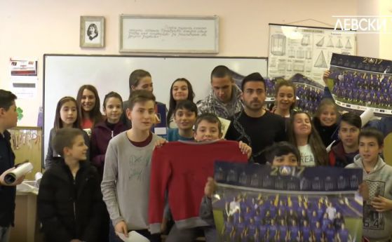 Футболисти на Левски с открит урок в Сливница
