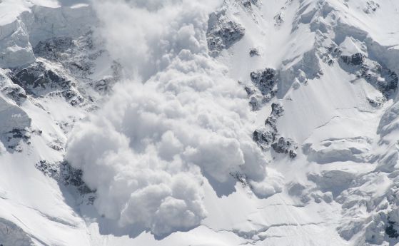Двама скиори загинаха, пометени от лавина в италианските Алпи