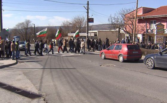 Миньори блокираха пътя Добрич-Албена, искат по-големи заплати