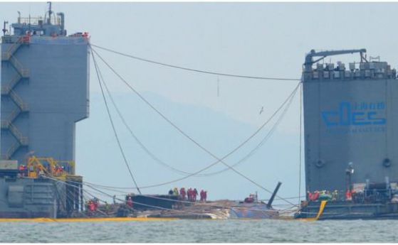 Извадиха ферибота, потънал преди 3 г. край Южна Корея и убил 304 души