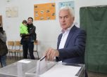 Сидеров гласува в Ямбол със сина си Волен-младши