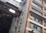 В Китай построиха влакова линия през жилищна сграда (видео)