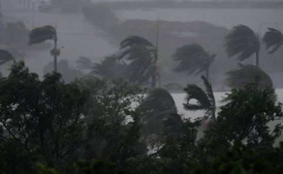Мощен циклон удари бреговете на Австралия, 25 000 са евакуирани