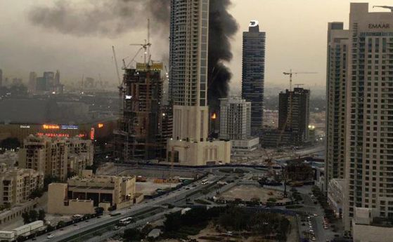 Силен пожар избухна в строяща се сграда в центъра на Дубай