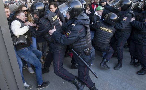Десетки арестувани в Москва след опозиционните протести