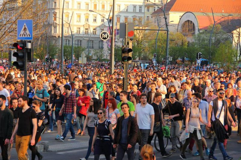 Хиляди излязоха на протест в Унгария срещу закриването на университет на Сорос