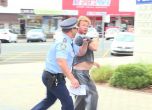 Полицай прекъсна интервю, за да арестува пиян мъж, който ругае (видео)