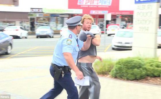Полицай прекъсна интервю, за да арестува пиян мъж, който ругае (видео)
