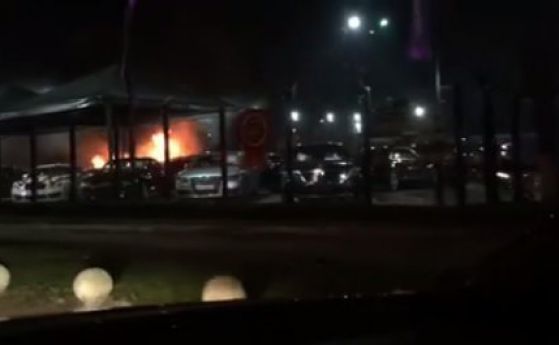 Луксозни автомобили изгоряха в столична автокъща (видео)