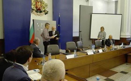 На церемония в Министерски съвет Семерджиев отличи ромски лекари и студенти медици
