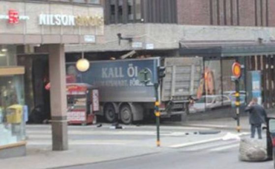 Откриха подозрително устройство в камиона от нападението в Стокхолм
