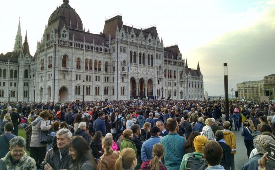 Десетки хиляди на протест в Будапеща срещу закриването на университета на Сорос