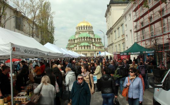 Великденският фермерски пазар в София привлече хиляди посетители (снимки)