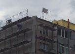 Води ни партийо: Издигнаха знаме на ГЕРБ над саниран блок (снимки)