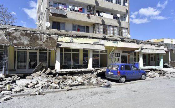 Срути се козирка на жилищен блок в Сливен