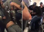 Полицай окървави и влачи мъж в самолет (видео)