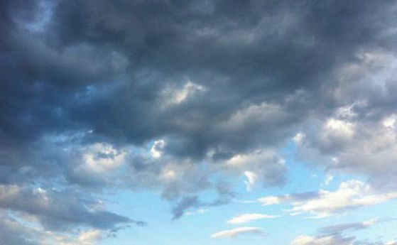 За службата на Великден носете яке и чадър