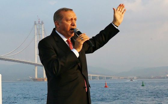 Арести в Турция ден преди референдума, Ердоган отправи нови критики към ЕС