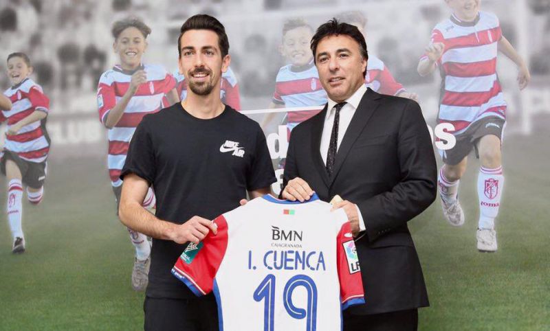 Гол бродяга попадна в селфи на бивш играч на Барселона