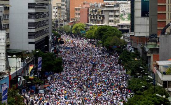Над 200 ранени при протести срещу властта във Венецуела