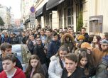 Стотици тийнейджъри блокираха центъра на София за среща с американска влогър звезда