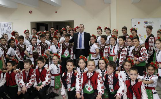 Президентът Радев се върна в училището си (снимки)