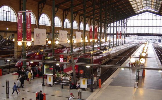 Въоръжен с нож вся паника на гарата в Париж